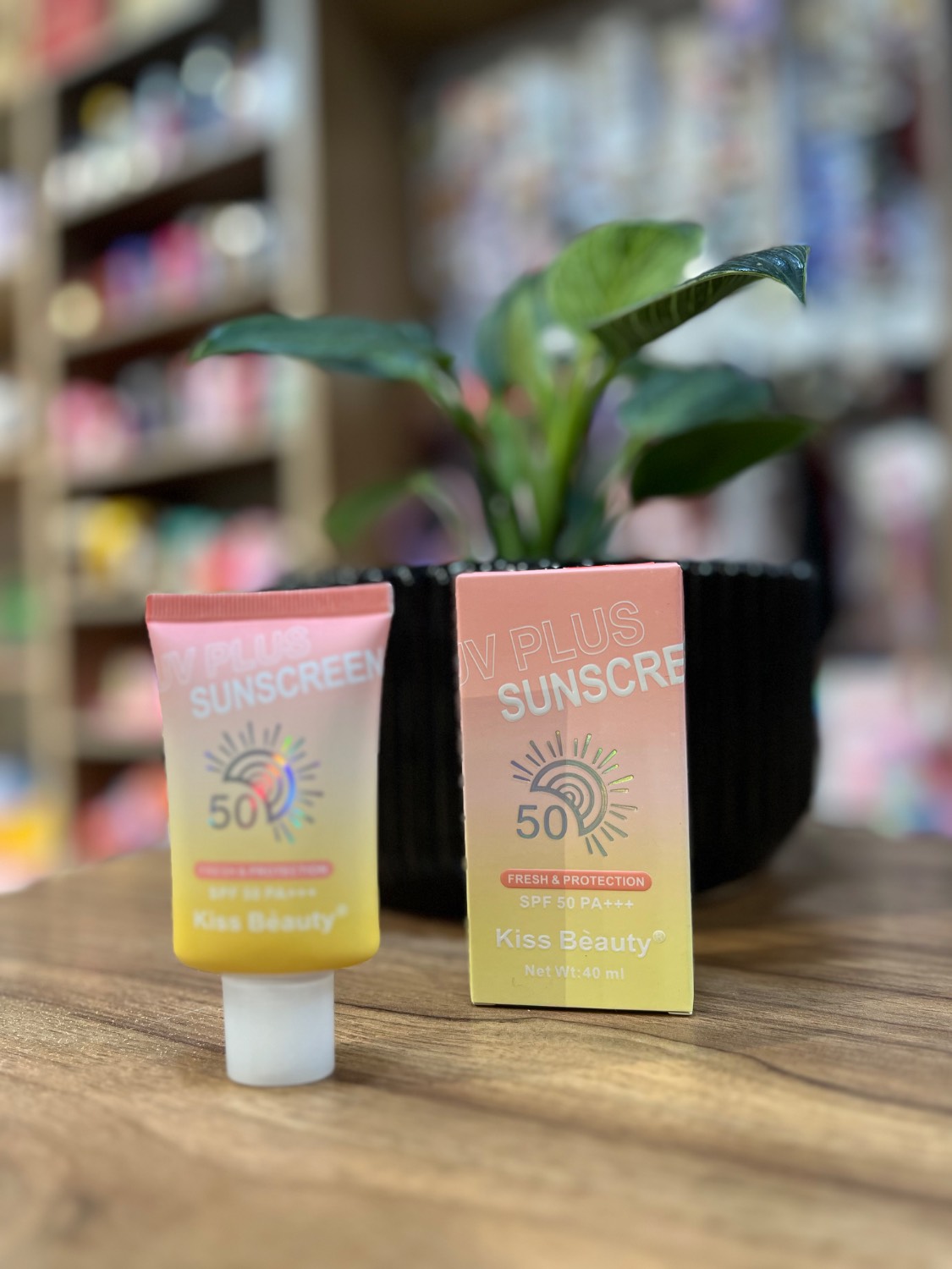 ضد آفتاب بی رنگ kiss beauty